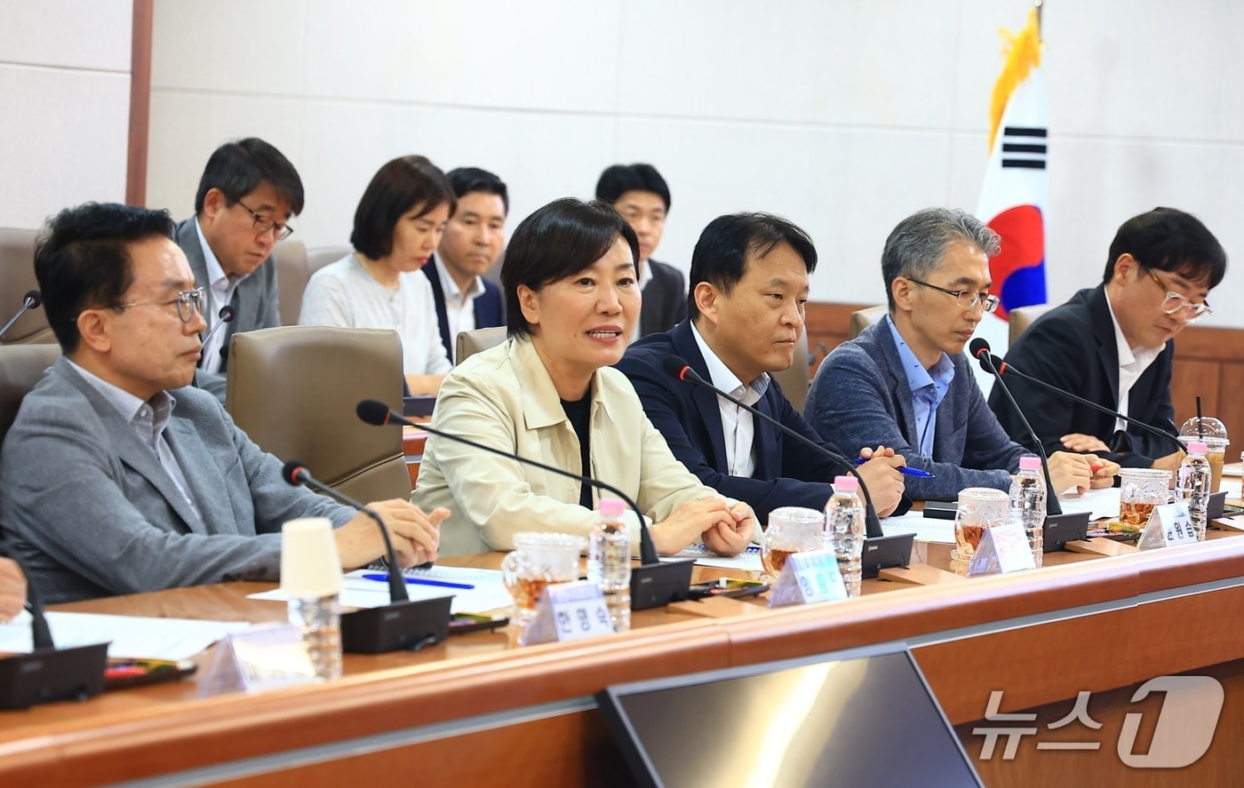 송미령 농림축산식품부 장관은 30일 전북특별자치도 남원시청에서 마을 이장들과 간담회를 갖고 농지 전수조사와 관련한 현장 애로사항을 들었다. (농식품부 제공) /2026.9.30/ ⓒ 뉴스1