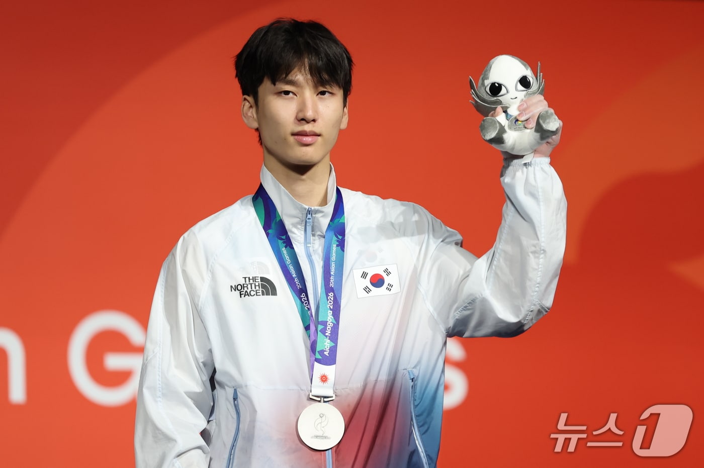 대한민국 이도현이 30일 일본 포트메세 나고야에서 열린 2026 아이치·나고야 아시안게임 클라이밍 남자 볼더링 시상식에서 은메달을 목에 걸고 있다. 2026.9.30 ⓒ 뉴스1 안은나 기자