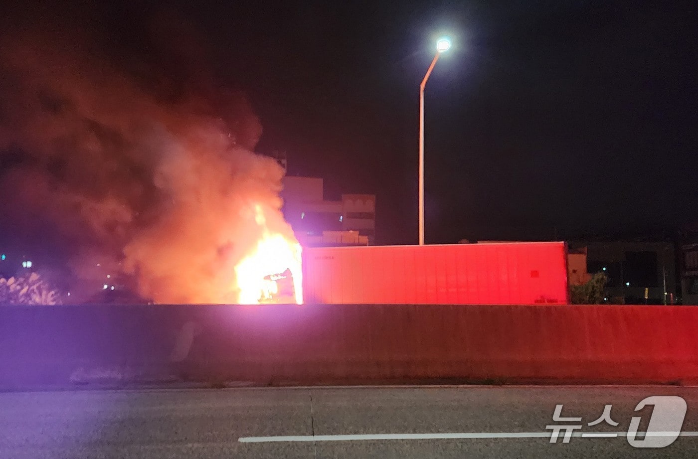 4일 오전 3시 9분께 울산 울주군 경부고속도로 39.3㎞ 지점에서 추돌 사고에 따른 화재가 발생했다.(울산소방본부 제공. 재판매 및 DB금지)/뉴스1