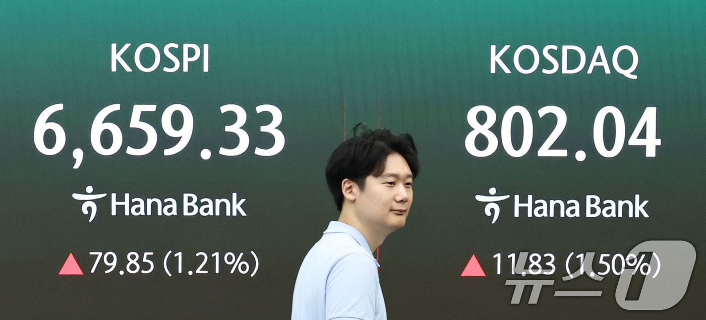 4일 오전 서울 중구 하나은행 딜링룸 전광판에 코스피 지수 등 시황이 표시되고 있다. 2026.9.4 ⓒ 뉴스1 이종수 기자
