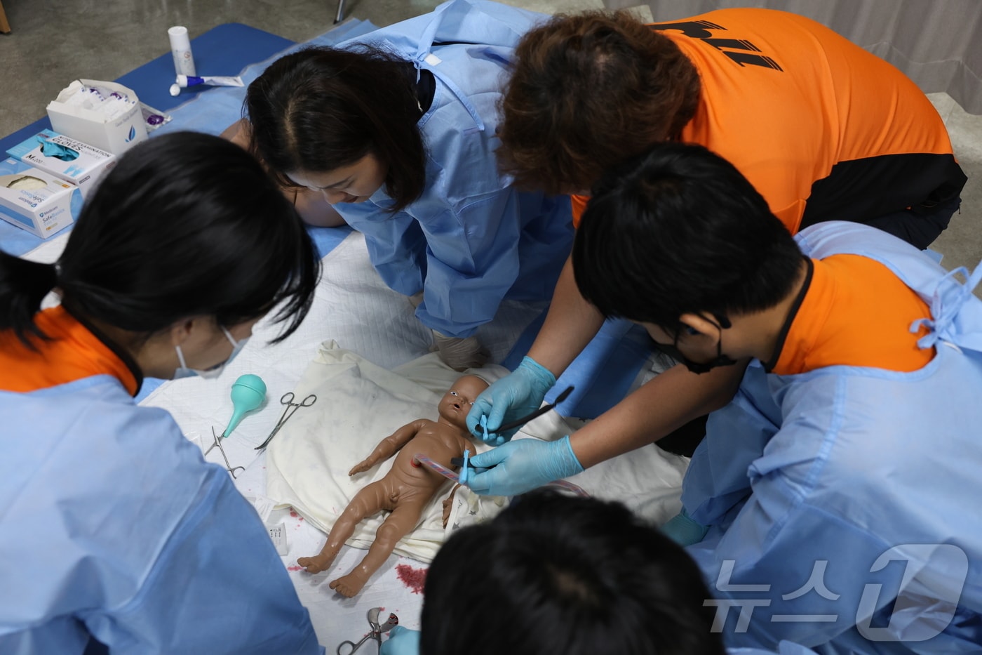 전남광주통합특별시 동부소방서 구급대원들이 지난 3일 응급분만과 신생아 초기대응능력 강화를 위한 교육을 하고 있다. (동부소방 제공. 재판매 및 DB 금지)