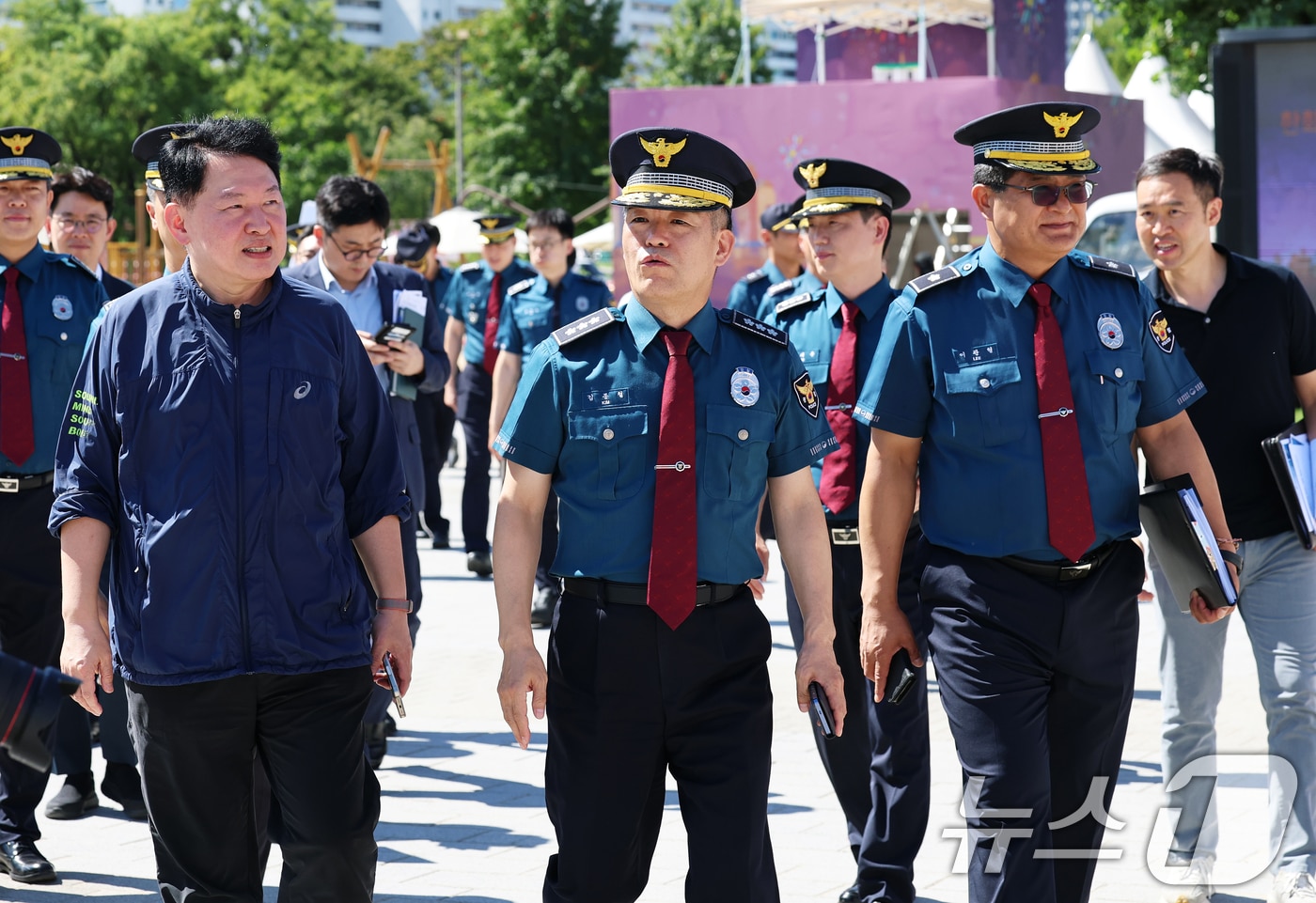 김종철 신임 경찰청장 직무대행이 2026 서울세계불꽃축제를 하루 앞둔 4일 서울 여의도 한강공원을 찾아 안전 관리 상황을 점검하고 있다. 2026.9.4 ⓒ 뉴스1 오대일 기자