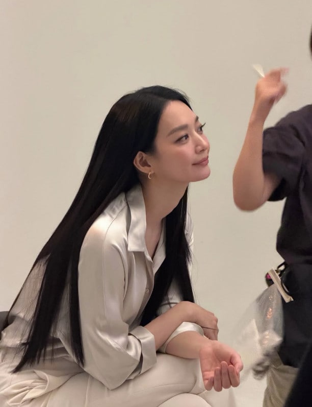배우 신민아, 광고 촬영 현장 사진 공개…근황 화제