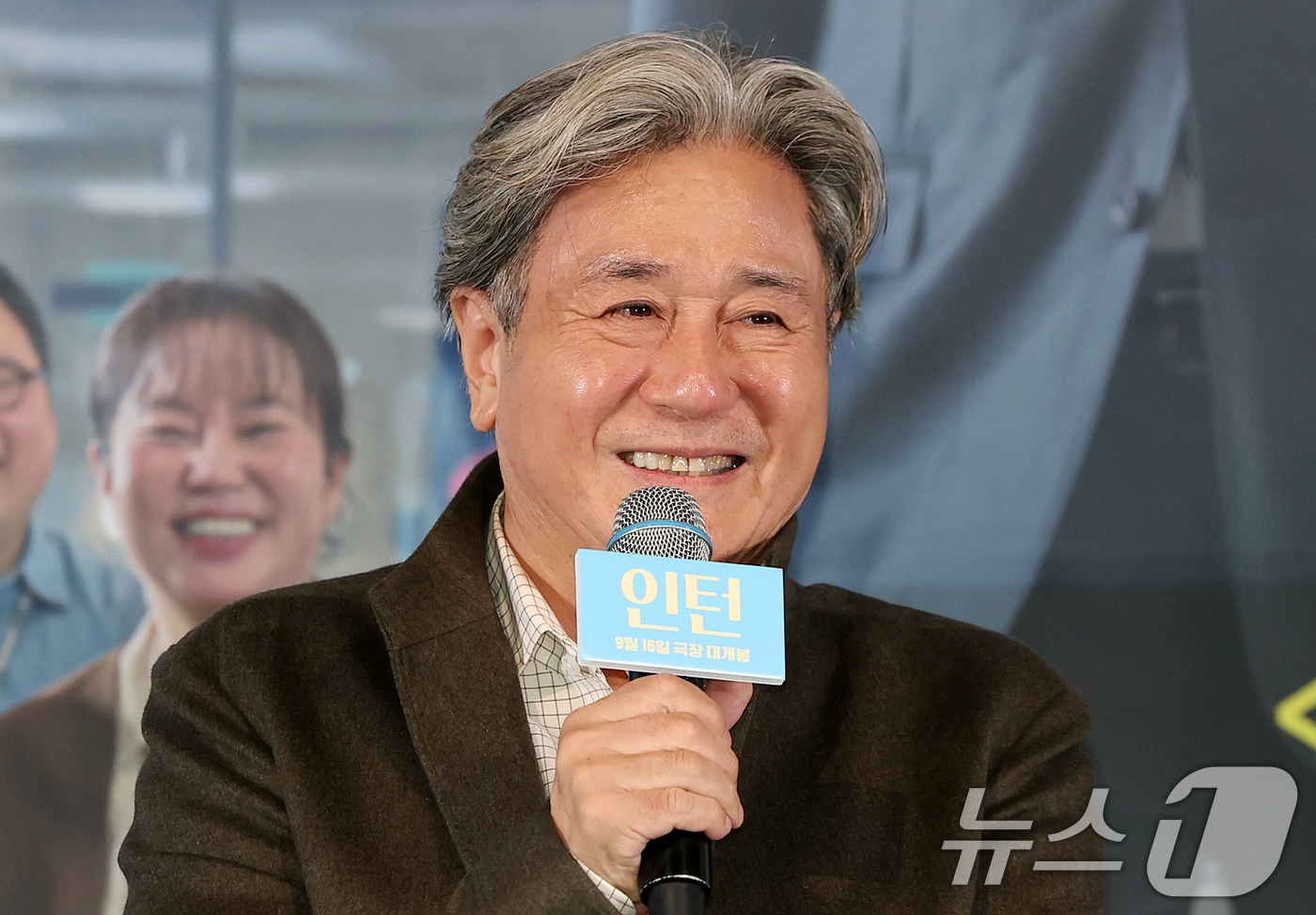 배우 최민식이 4일 오후 서울 용산구 CGV 용산아이파크몰에서 영화 ‘인턴' 언론시사회에 참석해 인사말을 하고 있다. '인턴'은 '인턴'은 론칭 3년 만에 패션계의 다크호스로 급부상한 선우(한소희 분)의 회사에 경력 37년 차 실버 인턴 기호(최민식 분)가 입사하면서 시작되는 일을 그린 작품이다. 2026.9.4 ⓒ 뉴스1 김진환 기자