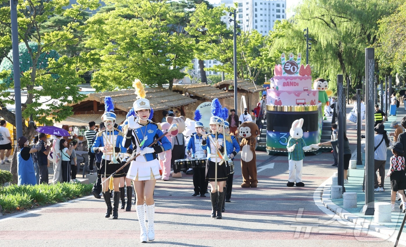 전북 무주군 반딧불 축제 행사장 일원에서 퍼레이드가 펼쳐지고 있다. 2026.9.4 ⓒ 뉴스1 유경석 기자