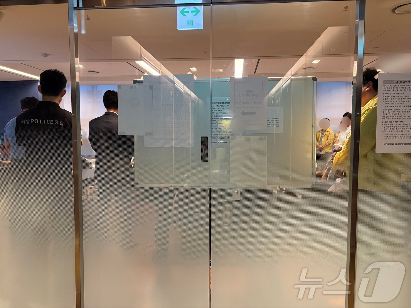 부산 앞바다 예인선 전복·침몰 사고 사흘째인 4일 저녁 부산 동구의 한 건물에 마련된 실종자 가족 대기실에서 수색 당국이 가족들을 상대로 브리핑을 진행했다. 이날 오후 브리핑에서는 사고 당시 상황과 수색 범위, 수색 방법 등을 두고 질문이 잇따랐다. 2026.9.4 ⓒ 뉴스1 박서현 기자