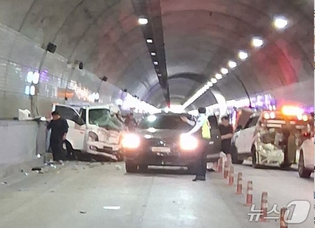 지난 4일 오후 3시15분쯤 경북 봉화군 노루재터널에서 SUV 1대와 포터 화물차 2대가 잇따라 충돌해 2명이 중경상을 입었다. (경북소방본부 제공. 재판매 및 DB 금지)