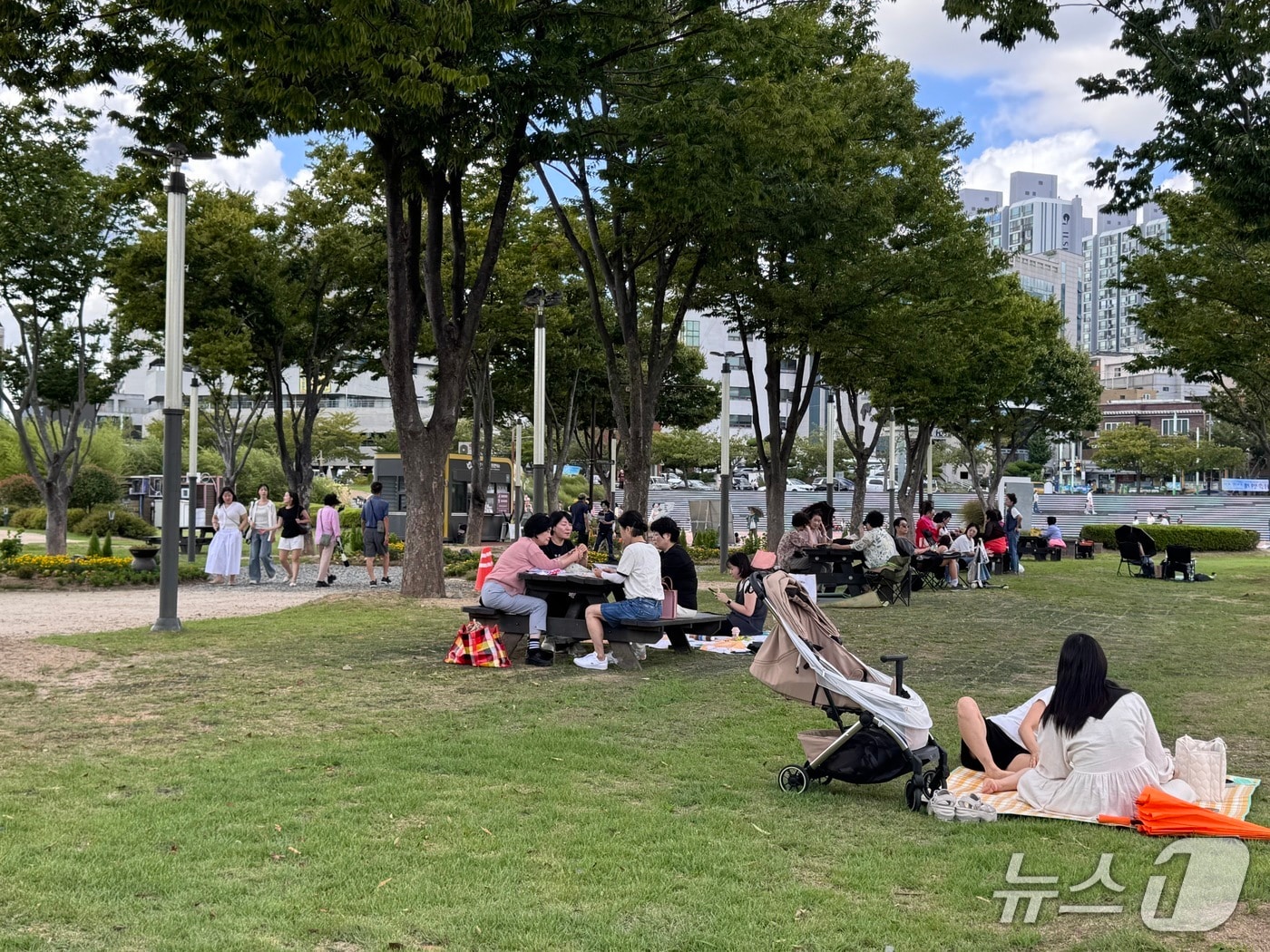 돗자리 펴고 '낮잠' 자전거 타며 '씽씽'...울산에 가을이 왔다 - 뉴스 썸네일 이미지