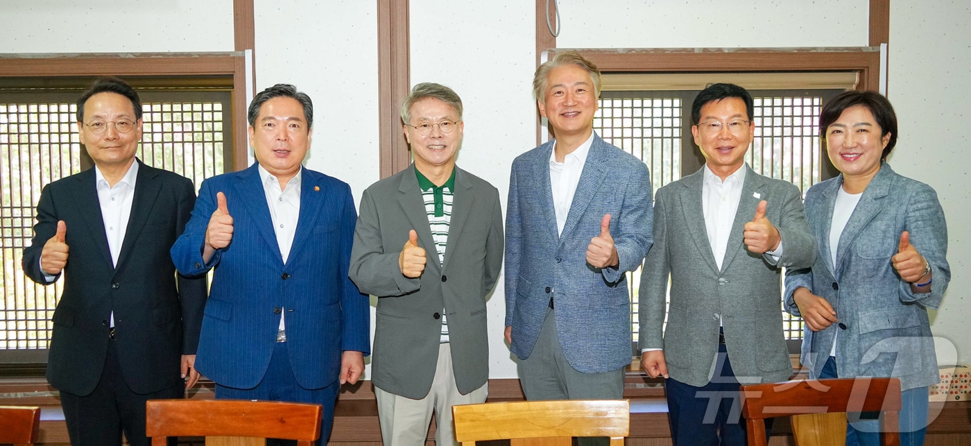 민형배 전남광주통합특별시장이 5일 오전 서구에서 5개 자치구청장과 오찬 간담회를 열고 자치구 재정 강화 등 지역 현안 및 협력 방안을 논의 했다.(전남광주통합특별시 제공. 재판매 및 DB금지)2026.9.5