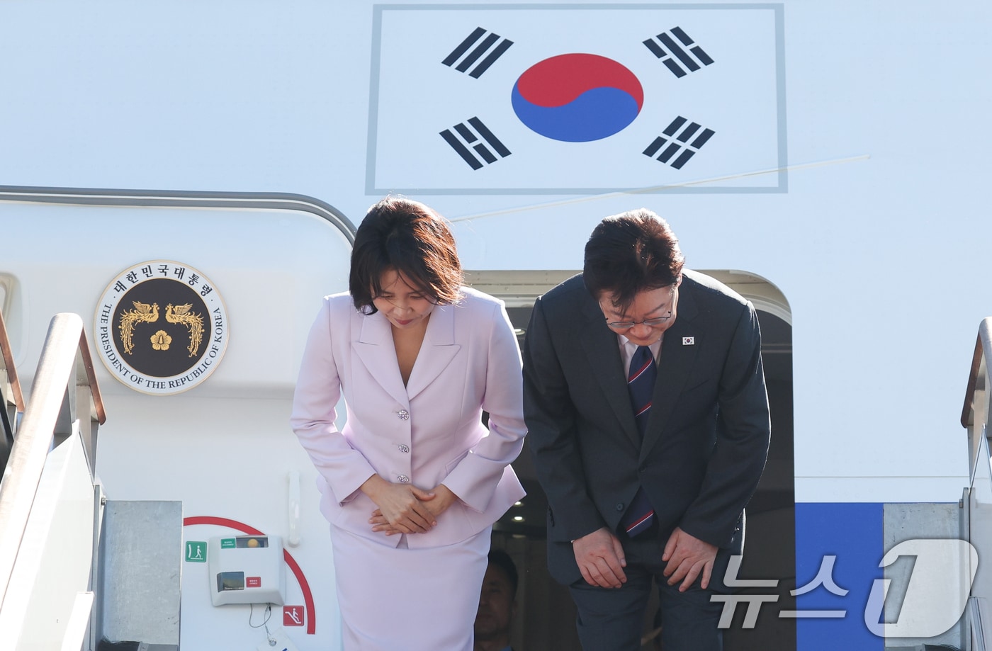 프랑스를 국빈 방문하는 이재명 대통령과 김혜경 여사가 6일 경기 성남 서울공항을 통해 출국하며 인사하고 있다. 2026.9.6 ⓒ 뉴스1 이재명 기자