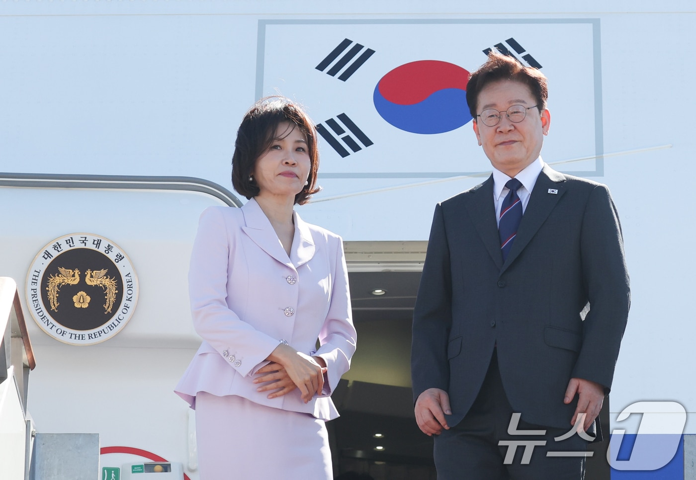 프랑스를 국빈 방문하는 이재명 대통령과 김혜경 여사가 6일 경기 성남 서울공항에서 공군1호기에 오르고 있다. 2026.9.6 ⓒ 뉴스1 이재명 기자