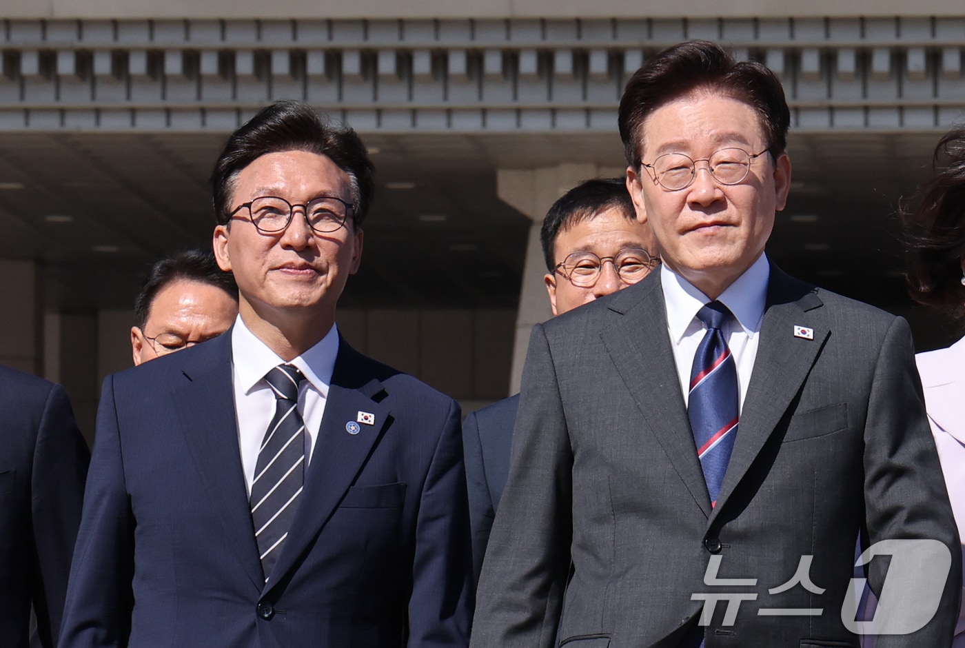 프랑스를 국빈 방문하는 이재명 대통령이 6일 경기 성남 서울공항에서 김민석 더불어민주당 대표와 공군1호기로 이동하고 있다. 2026.9.6 ⓒ 뉴스1 이재명 기자