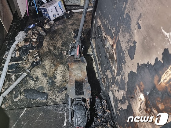 불이 난 전동킥보드(자료사진. 기사와 관계 없음) /뉴스1