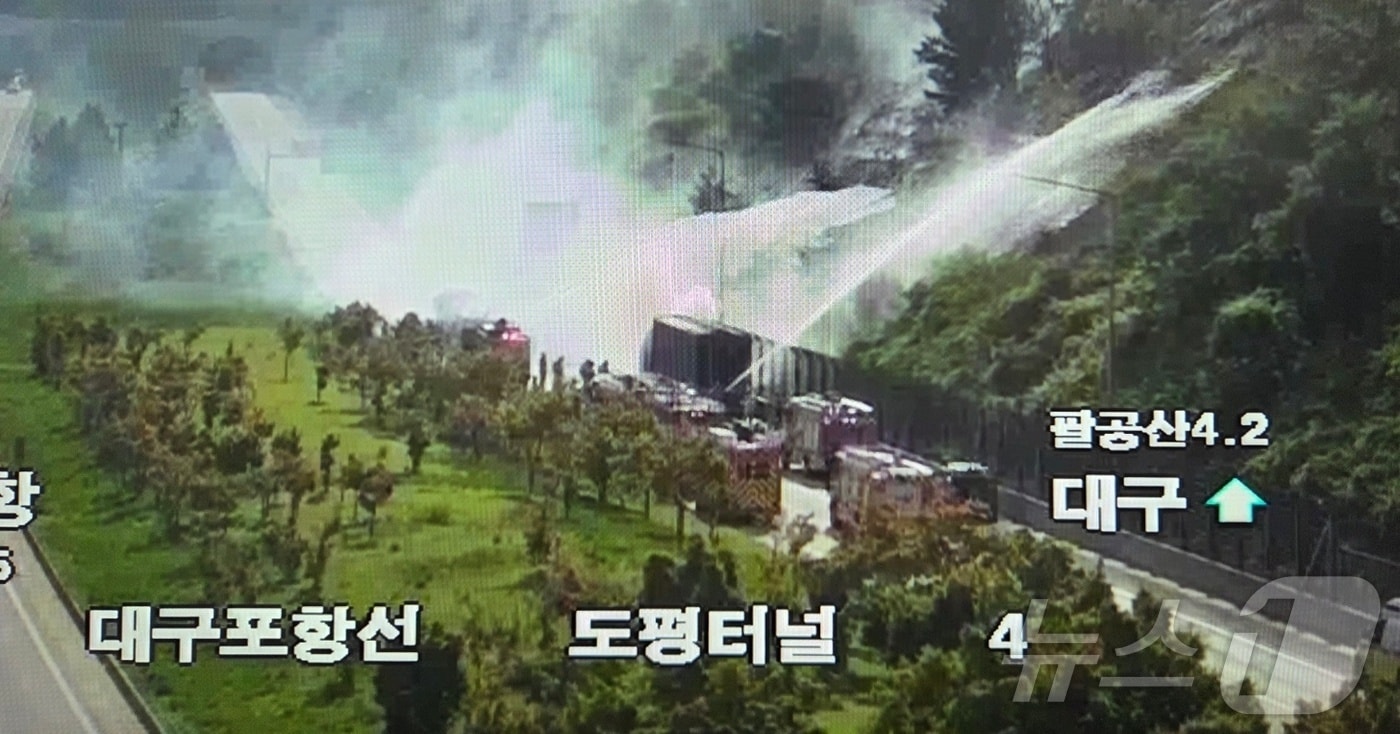 6일 오후 3시 41분쯤 대구 동구 도동 대구포항고속도로 대구 방향 도평터널 앞에서 5톤 윙바디 화물차에 난 불이 야산으로 번지자 소방 당국이 헬기 2대 등을 투입, 진화하고 있다.(대구소방본부 제공,재판매 및 DB 금지) ⓒ 뉴스1 이재춘 기자