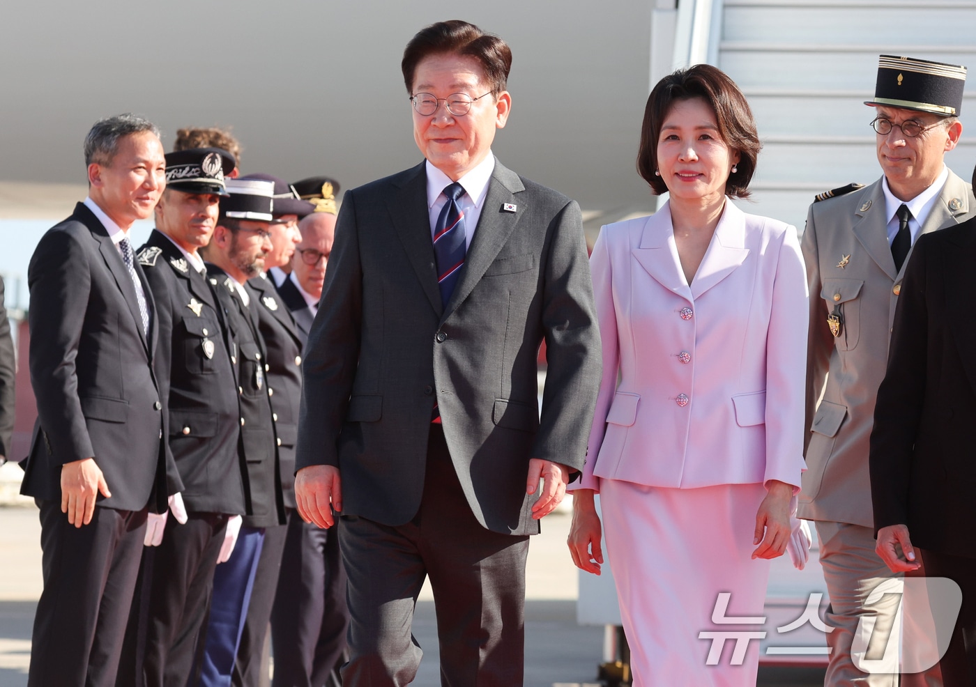 프랑스를 국빈 방문 중인 이재명 대통령과 김혜경 여사가 6일(현지시간) 프랑스 니스 코트다쥐르 공항에 도착한 공군 1호기에서 내려 이동하고 있다. 2026.9.7 ⓒ 뉴스1 이재명 기자