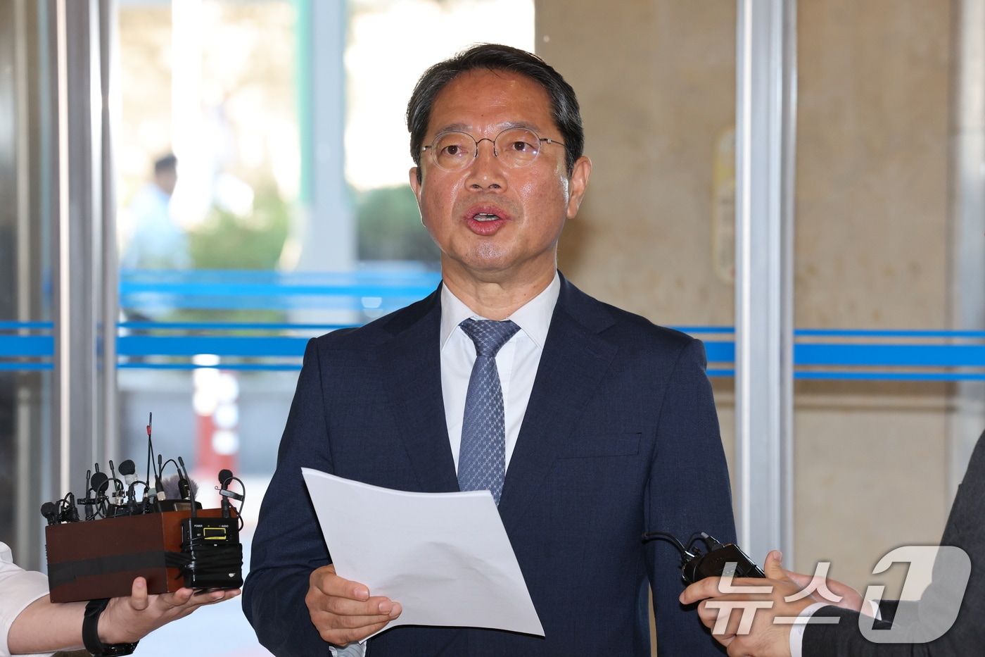 김승원 법무부 장관 후보자가 7일 오전 서울 종로구 적선현대빌딩에 마련된 인사청문회 준비사무실로 출근하며 신약 승인 청탁 의혹 등과 관련한 취재진의 질문에 답하고 있다. 2026.9.7 ⓒ 뉴스1 이광호 기자
