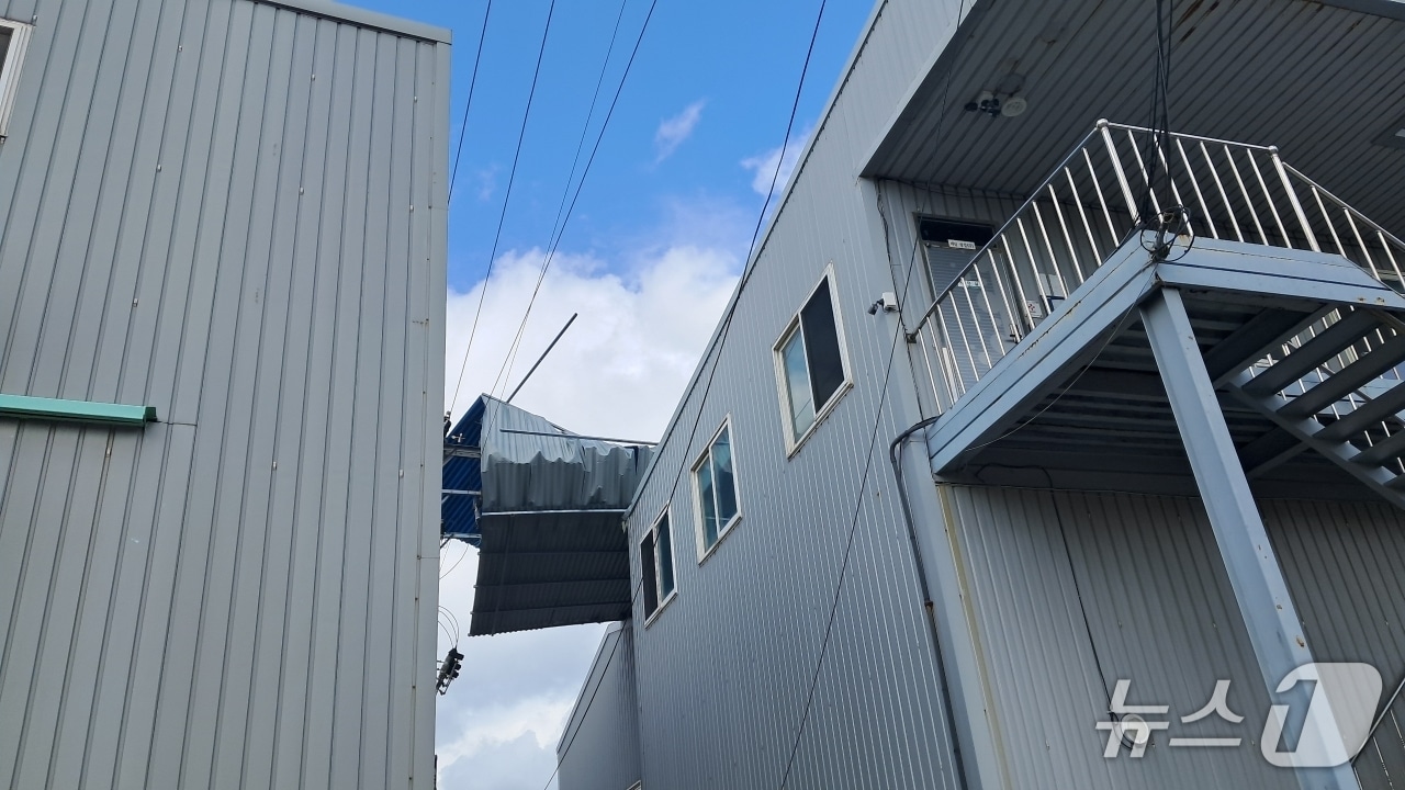 지난 6일 오전 10시 17분께 울산 남구 장생포에서 강풍에 건물 지붕이 뜯긴 모습.(울산소방본부 제공. 재판매 및 DB금지)/뉴스1