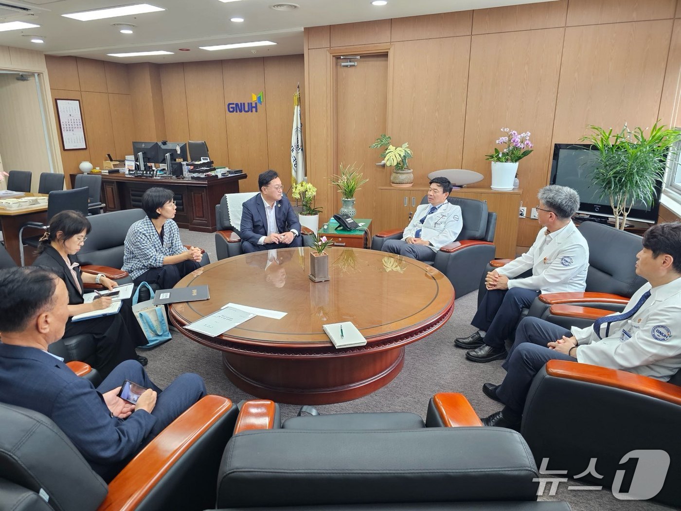 하동군과 경상국립대병원이 지난 3일 지역 필수 공공 의료서비스를 위한 논의를 하고 있다(하동군 제공. 재판매 및 DB금지).
