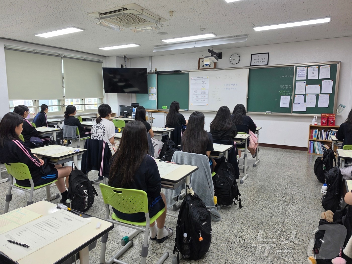 경북교육청은 7일 교사 89명이 제작한 '2027학년도 수능 경북 모의평가'와 온라인 해설 강의로 고3 학생들의 수능 준비를 지원한다. (경북교육청 제공) /뉴스1