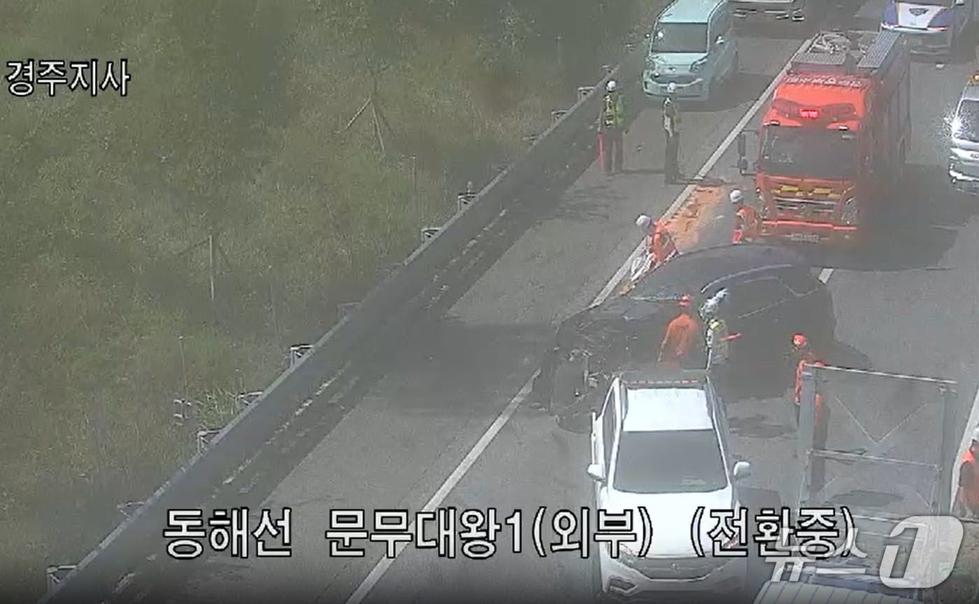 7일 오전 10시 16분쯤 경북 경주시 외동읍 개곡리 동해고속도로 포항 방향 71.4㎞ 지점에서 SUV가 도로통제차량를 들이받는 사고를 내 119대원들이 구조하고 있다.운전자는 경상을 입어 병원으로 이송됐다.(경북소방본부 제공. 재판매 및 DB 금지)2026.9.7/뉴스1