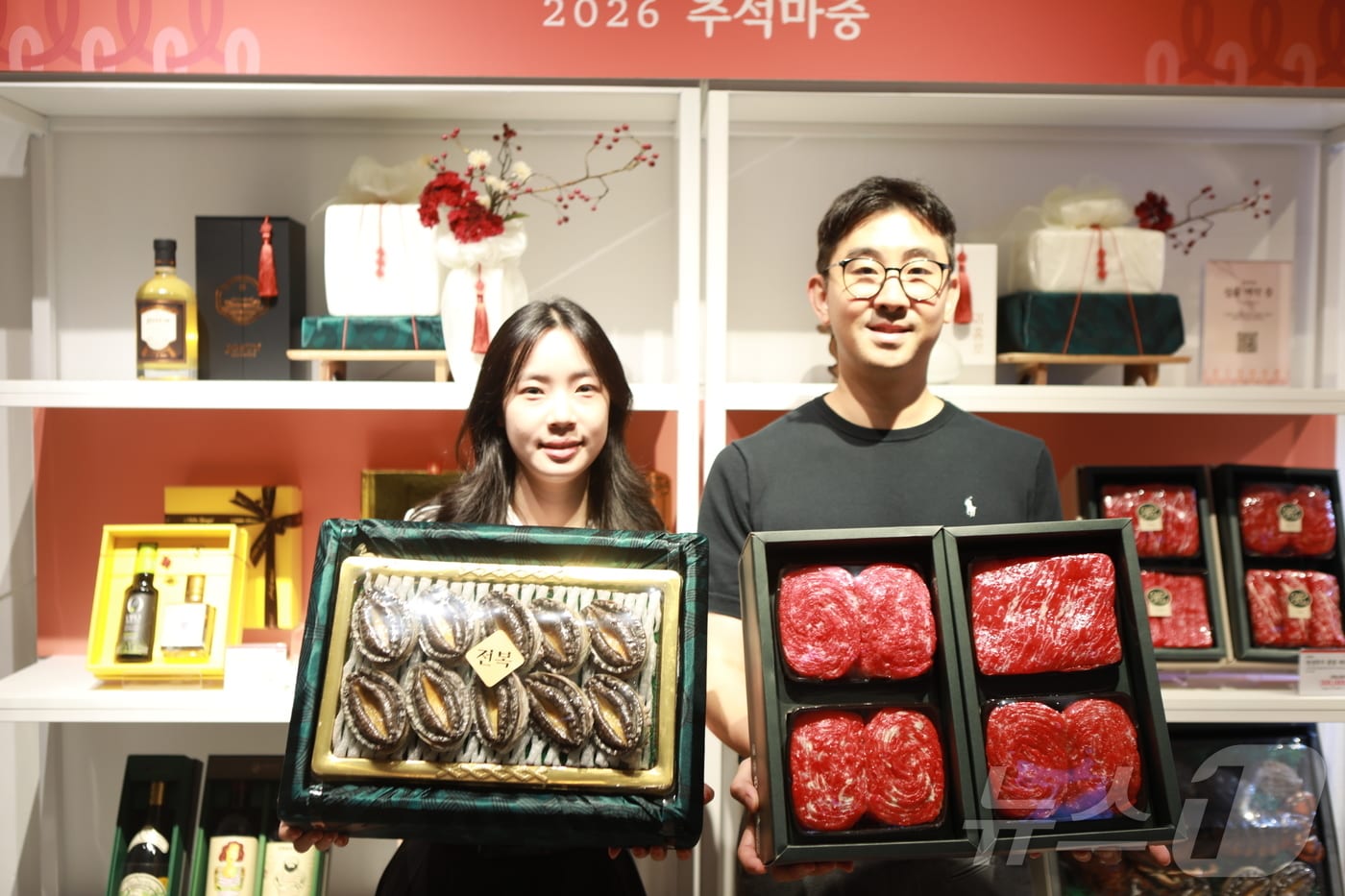 롯데백화점 광주점 직원이 7일 추석 선물세트를 선보이고 있다. (광주점 제공. 재판매 및 DB금지)