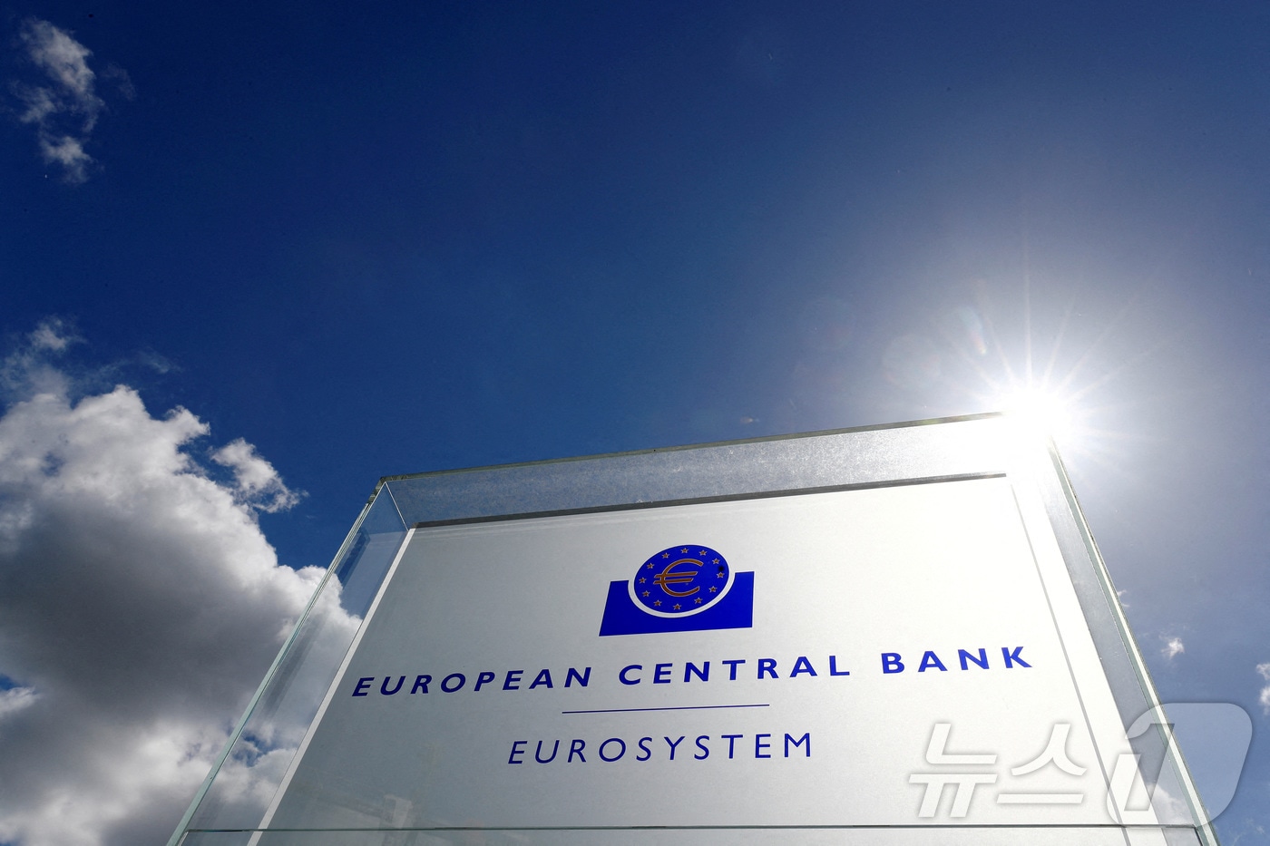 유럽중앙은행(ECB) 상징물이 독일 프랑크푸르트에 있는 ECB 본부 건물 외부에 비치돼 있다. (자료사진) 2018.4.26 ⓒ 로이터=뉴스1