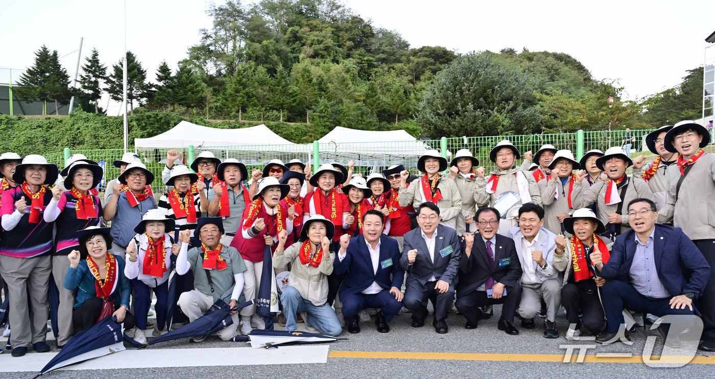 전북 순창군이 '제63회 전북도민체육대회'에서 종합 순위 6위에 오른 가운데 최영일 순창군수와 박희승 국회의원, 순창군 체육회 관계자 등이 기념 촬영을 하고 있다.(순창군 제공. 재판매 및 DB금지)/뉴스1
