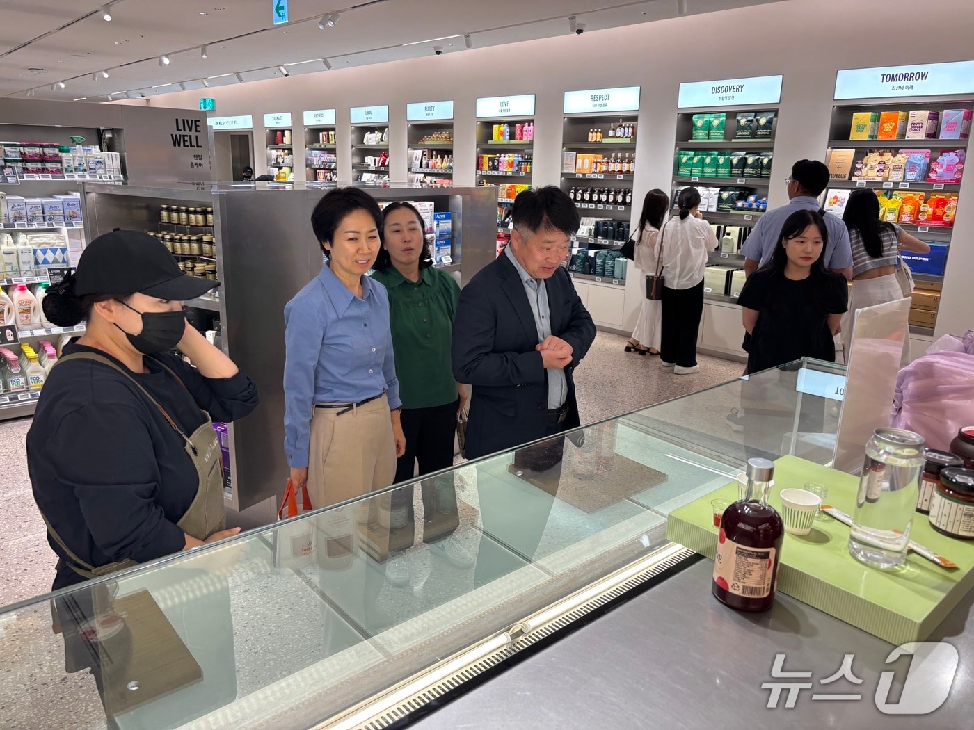 강원특별자치도농업기술원 관계자들이 7일 하우스오브신세계 청담점을 찾아 도내 농가에서 생산한 농가공품 진열대를 둘러보고 있다.(도농업기술원 제공. 재판매 및 DB 금지)