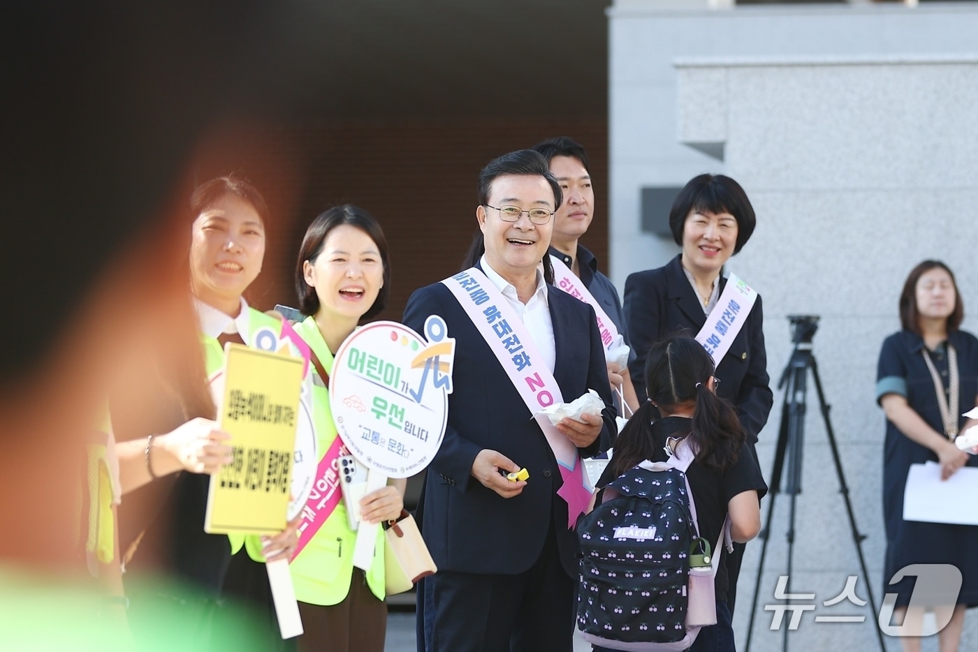 김성제 경기 의왕시장이 7일 고천초 개교 맞이 행사에 참석해 학생들의 첫 등교를 축하하고 있다. (의왕시 제공. 재판매 및 DB 금지) 2026.9.7/뉴스1