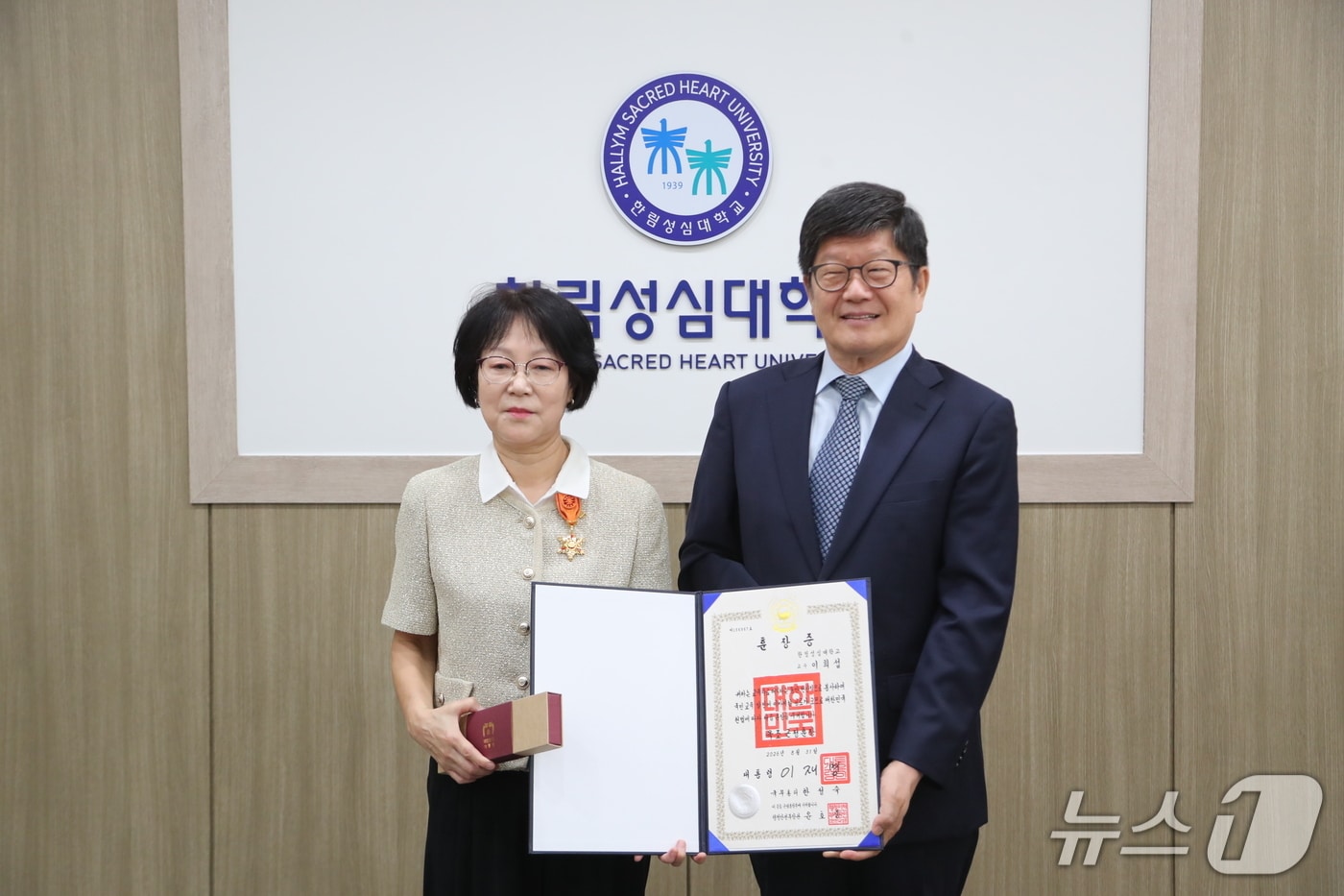 이희섭 한림성심대학교 사회복지과 명예교수(사진 왼쪽)와 문영식 한림성심대학교 총장. (한림성심대학교 제공. 재판매 및 DB금지)/뉴스1