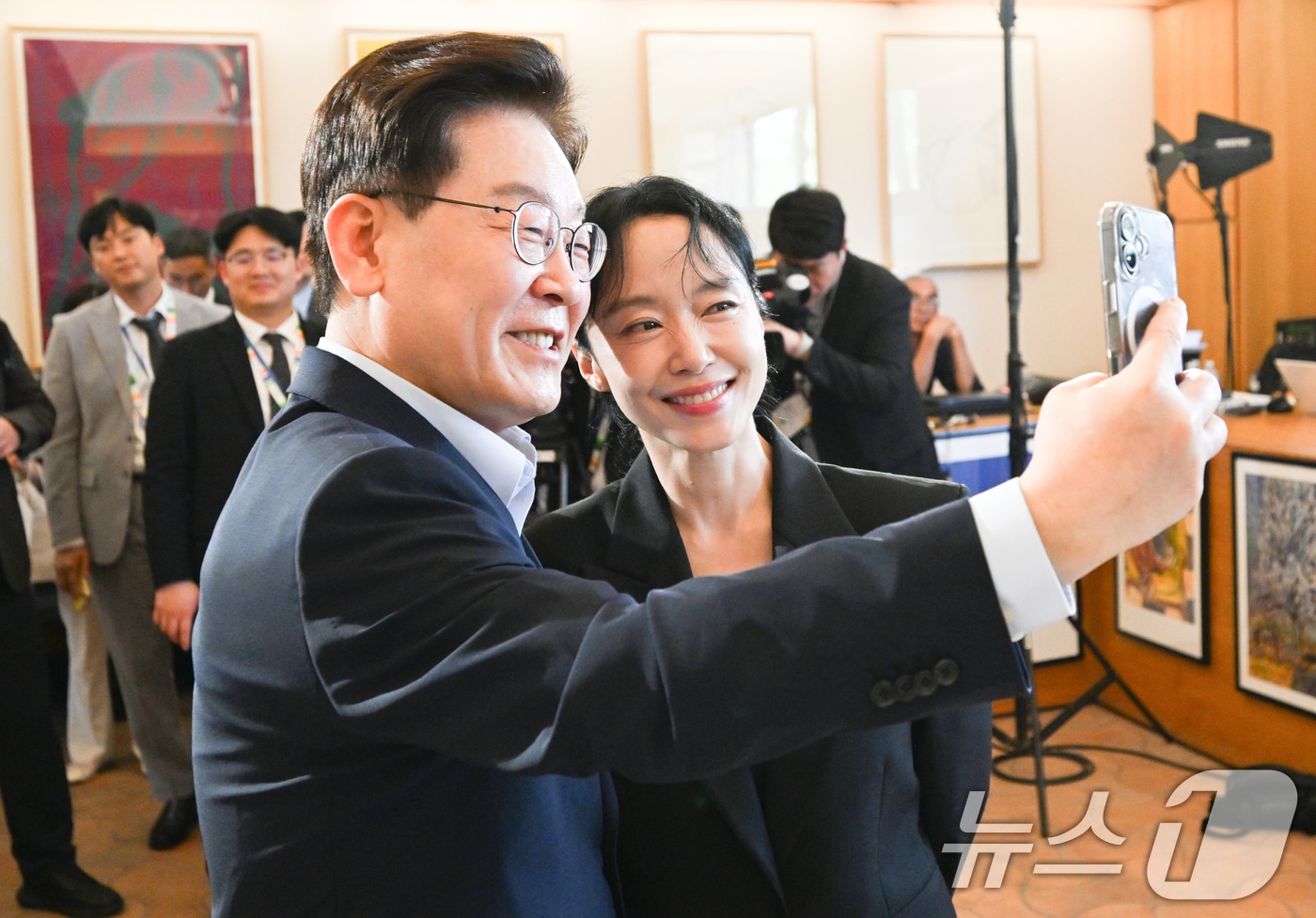 프랑스 가서 전도연 만난 이 대통령 "아내가 셀카 찍어오래서…"