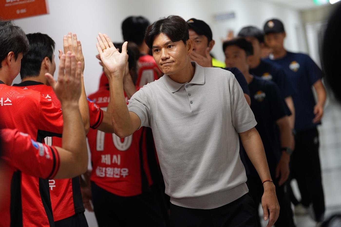 강원FC, 정경호 감독과 1년 재계약…2027년까지 동행