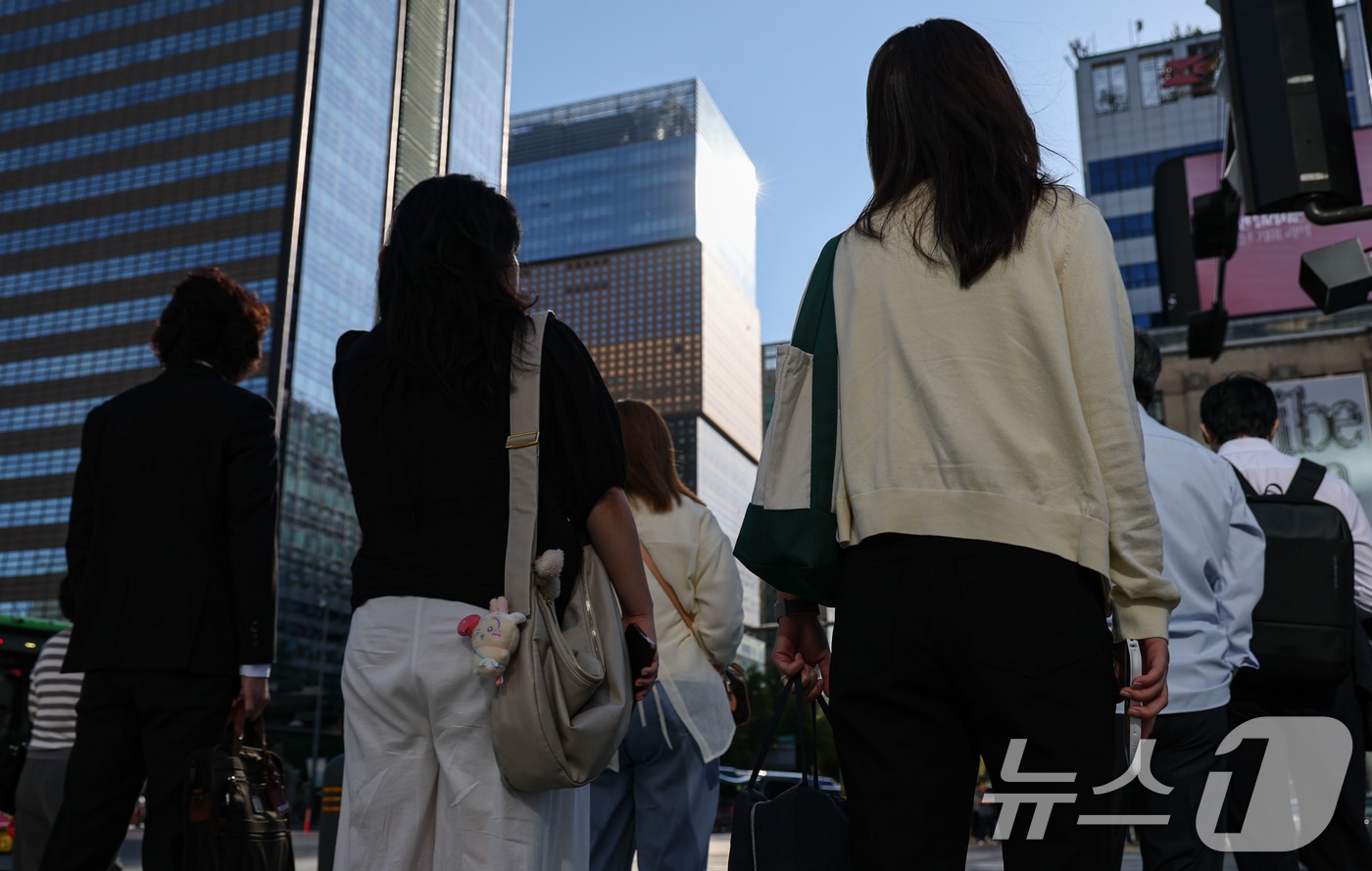 서울 종로구 광화문네거리에서 긴팔 옷을 입은 시민이 길을 지나고 있다. 2026.9.8 ⓒ 뉴스1 김도우 기자