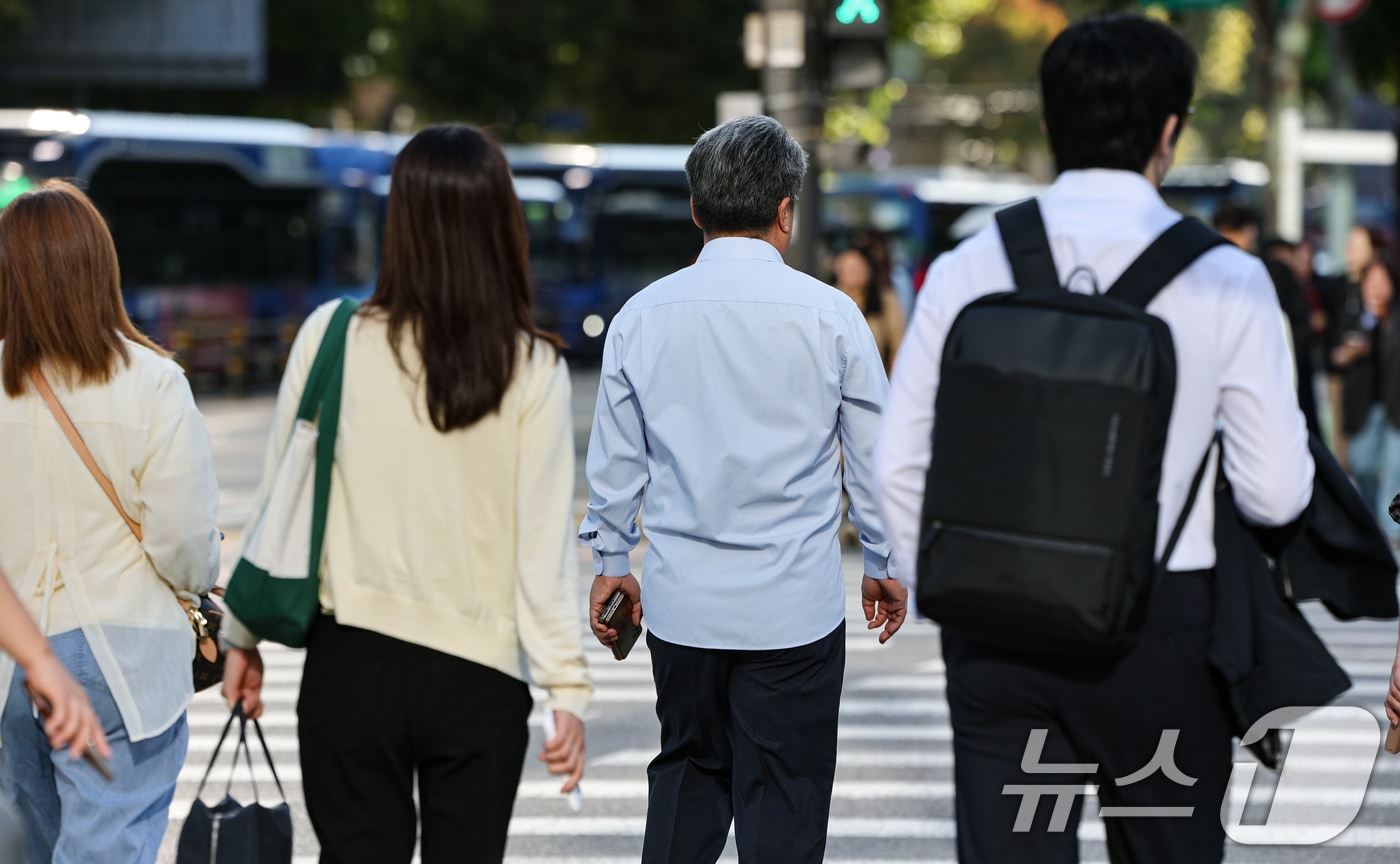 서울 아침 최저기온이 18도까지 떨어지는 등 큰 일교차가 예보된 8일 서울 종로구 광화문네거리에서 긴팔 옷을 입은 시민이 길을 지나고 있다. 2026.9.8 ⓒ 뉴스1 김도우 기자