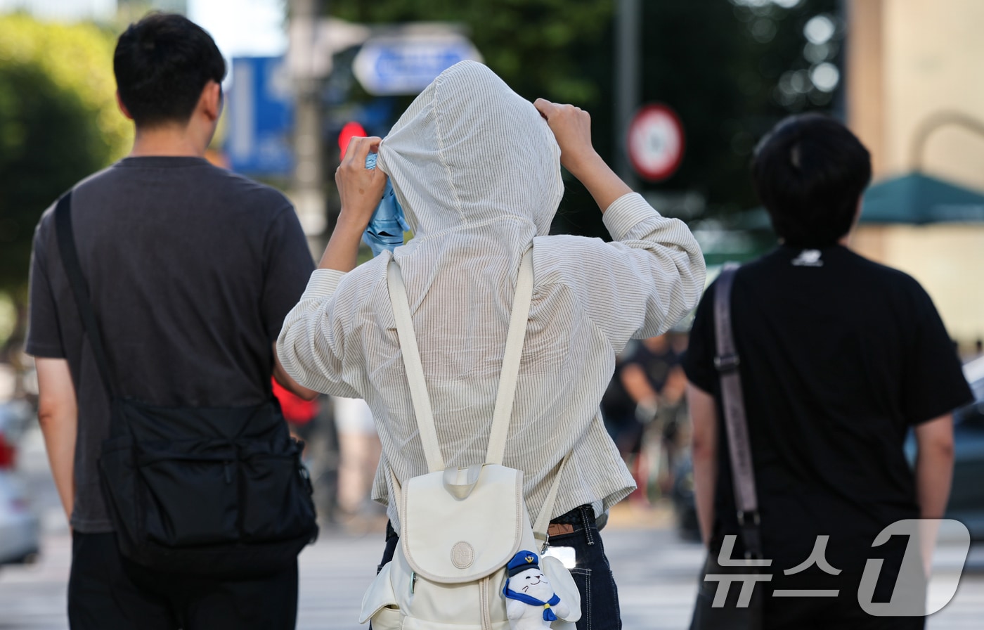 서울 아침 최저기온이 18도까지 떨어지는 등 큰 일교차가 예보된 8일 서울 종로구 광화문네거리에서 긴팔 옷을 입은 시민이 길을 지나고 있다. 2026.9.8 ⓒ 뉴스1 김도우 기자