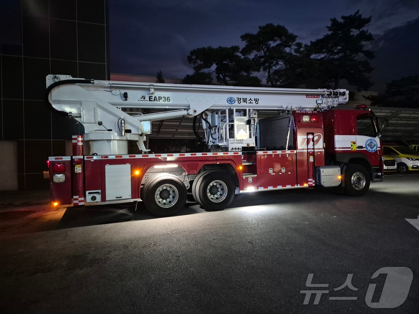 경북소방본부는 8일 야간 출동 때 소방차량의 운행 안전을 높이기 위해 뒷바퀴 안전조명등을 시범 운영한다. /뉴스1
