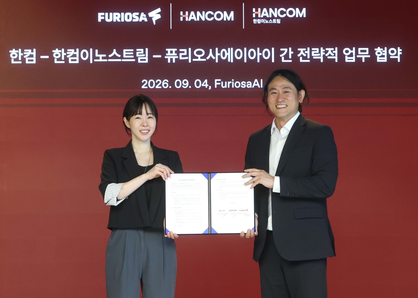 김연수 한컴 대표(왼쪽)와 백준호 퓨리오사 대표 (한컴 제공)/뉴스1