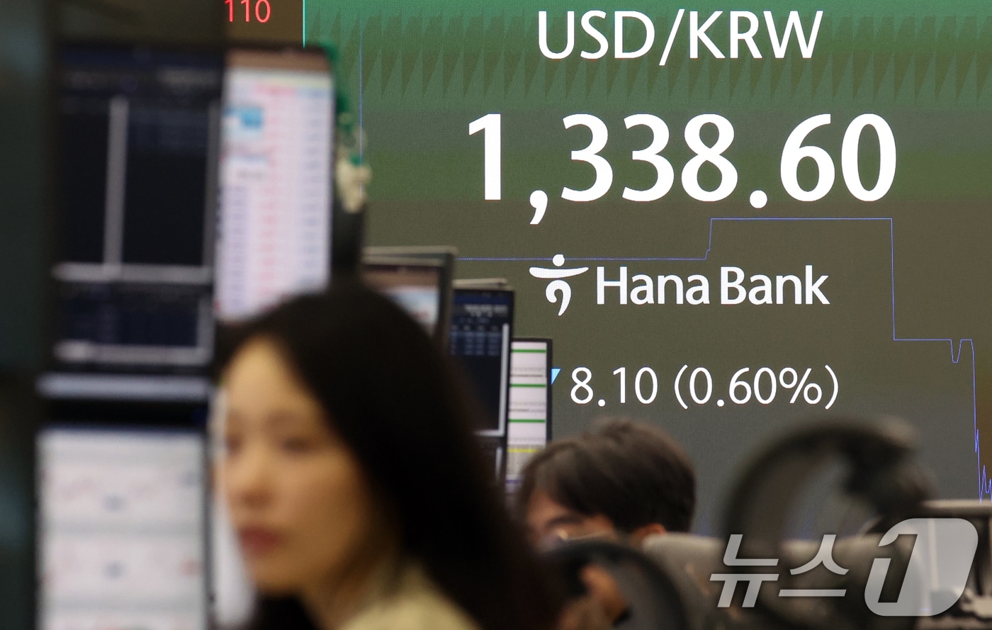8일 오전 서울 중구 하나은행 딜링룸 전광판에 원달러 환율이 표시되고 있다. 이날 원달러 환율은 장중 한 때 전 거래일 대비 8.10원(0.60%) 내린 1338.60원을 보였다. 2026.9.8 ⓒ 뉴스1 김명섭 기자