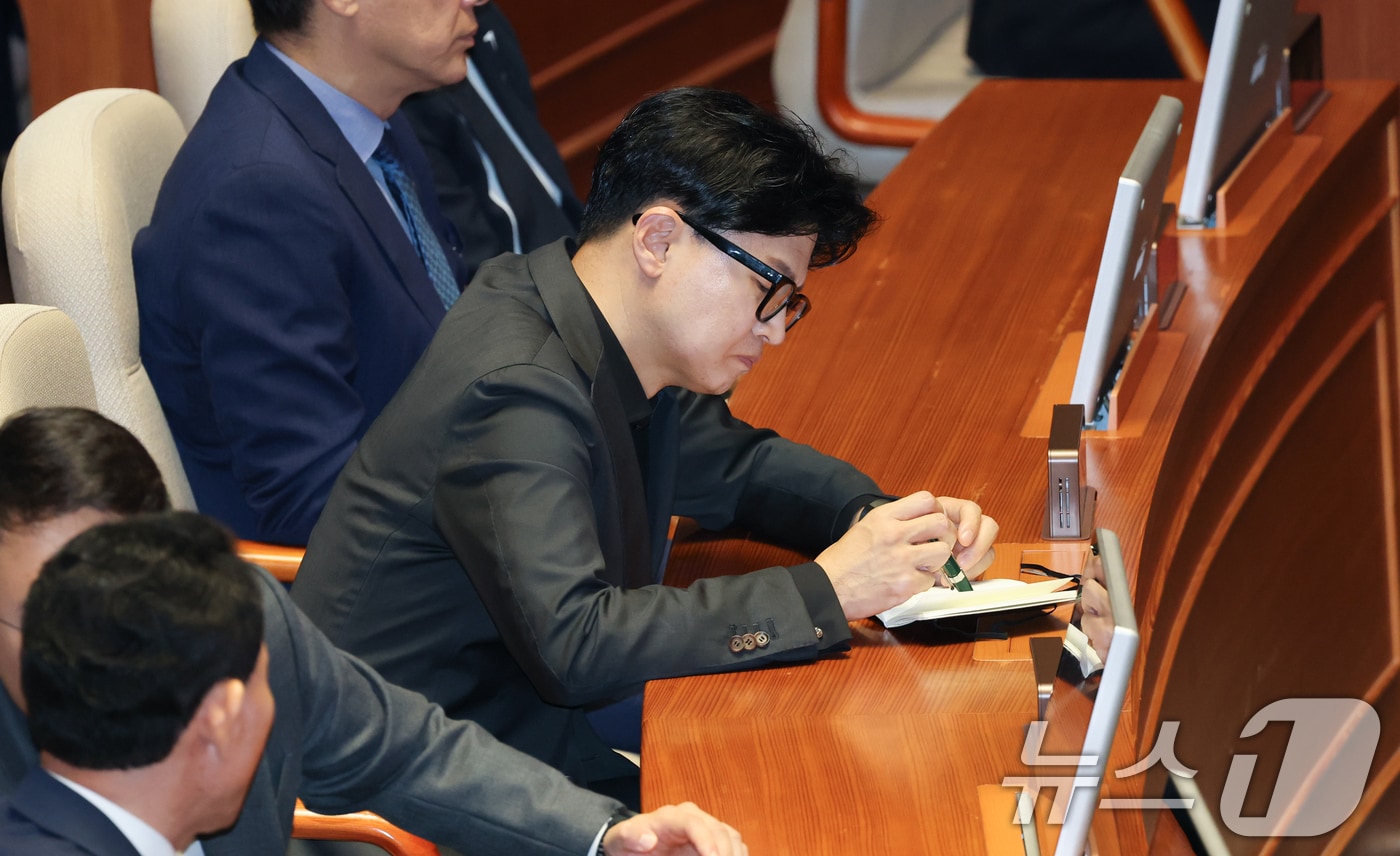 한동훈 무소속 의원이 8일 오전 서울 여의도 국회에서 열린 제439회국회(정기회) 제4차 본회의에 참석해 메모를 하고 있다. 2026.9.8 ⓒ 뉴스1 김도우 기자