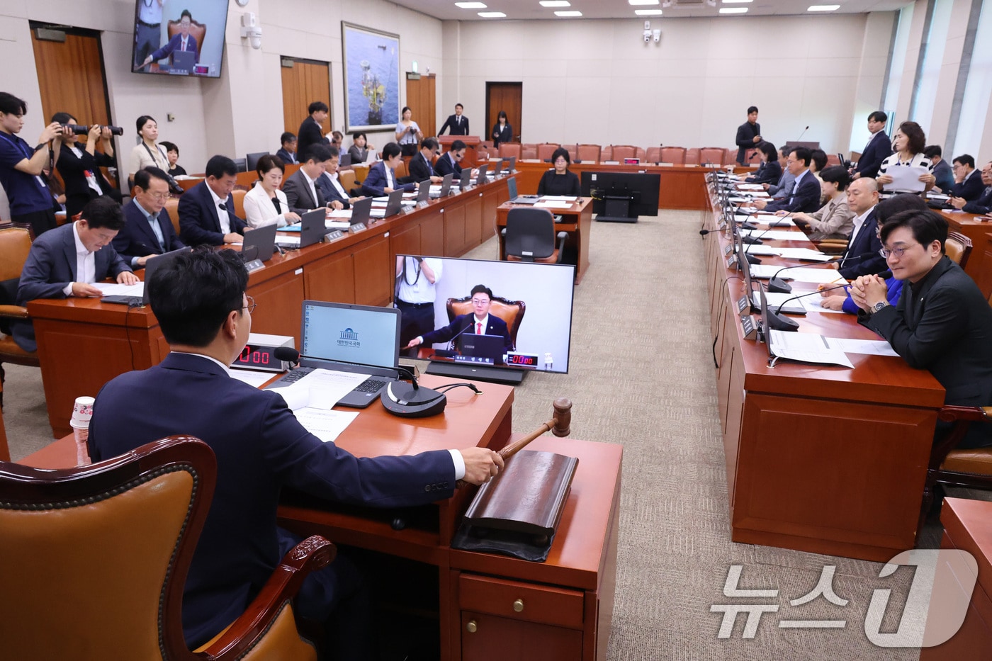 김성원 위원장(국민의힘)이 지난 8일 서울 여의도 국회에서 열린 산업통상자원중소벤처기업위원회 전체회의에서 안건을 처리하고 있다. 2026.9.8 ⓒ 뉴스1 신웅수 기자