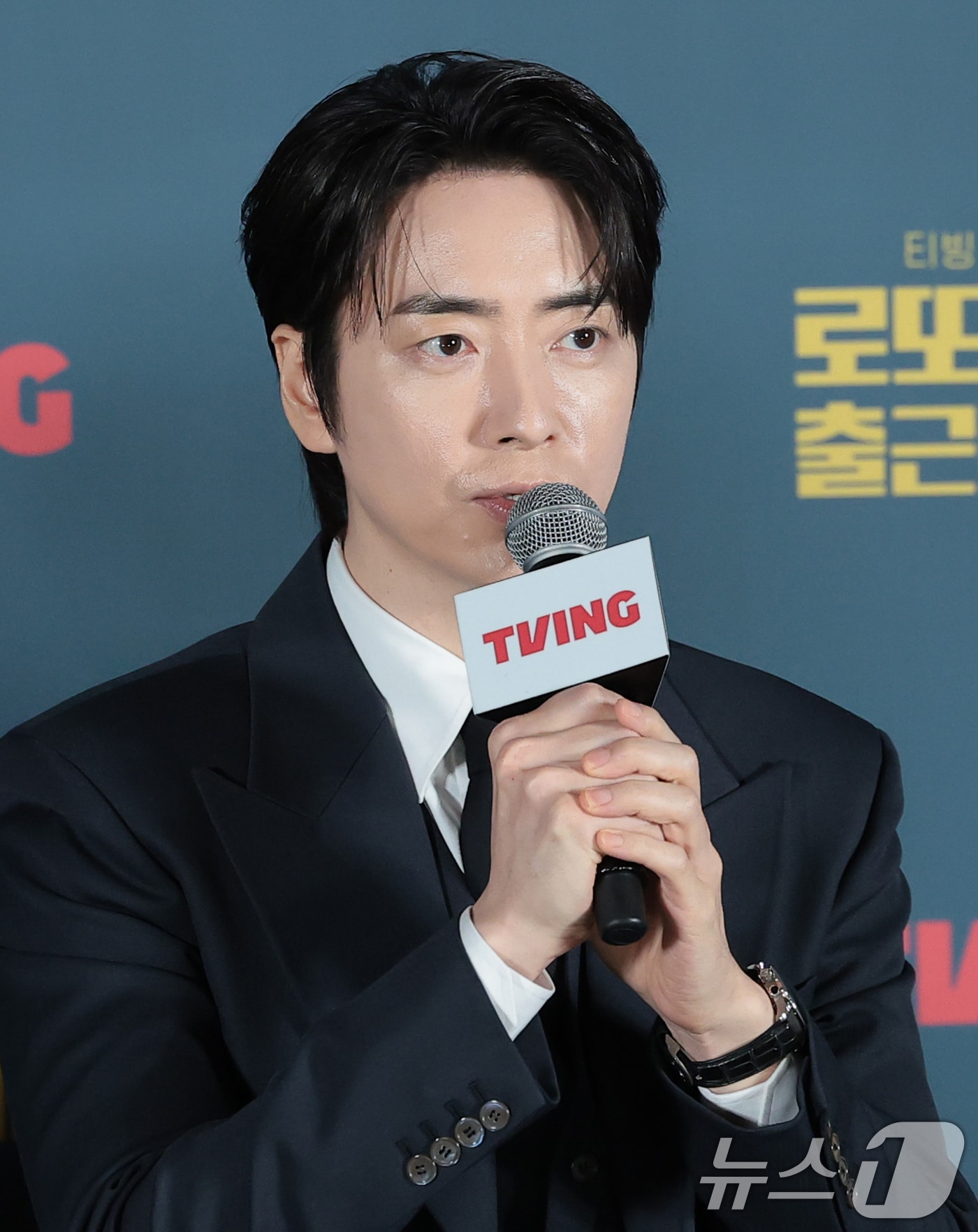 배우 이준혁이 8일 서울 용산구 CGV 용산아이파크몰에서 열린 티빙 오리지널 ‘로또 1등도 출근합니다’(감독 윤영빈) 제작발표회에 참석해 인사말을 하고 있다. ‘로또 1등도 출근합니다’는 위아래로 치이며 하루하루를 버티던 팀장 공은태(이준혁 분)가 로또 1등에 당첨된 후 사직서 대신 당첨금 13억을 품고 이전과 다른 마음가짐으로 출근하는 K-직장인 오피스 드라마다. ⓒ 뉴스1 권현진 기자