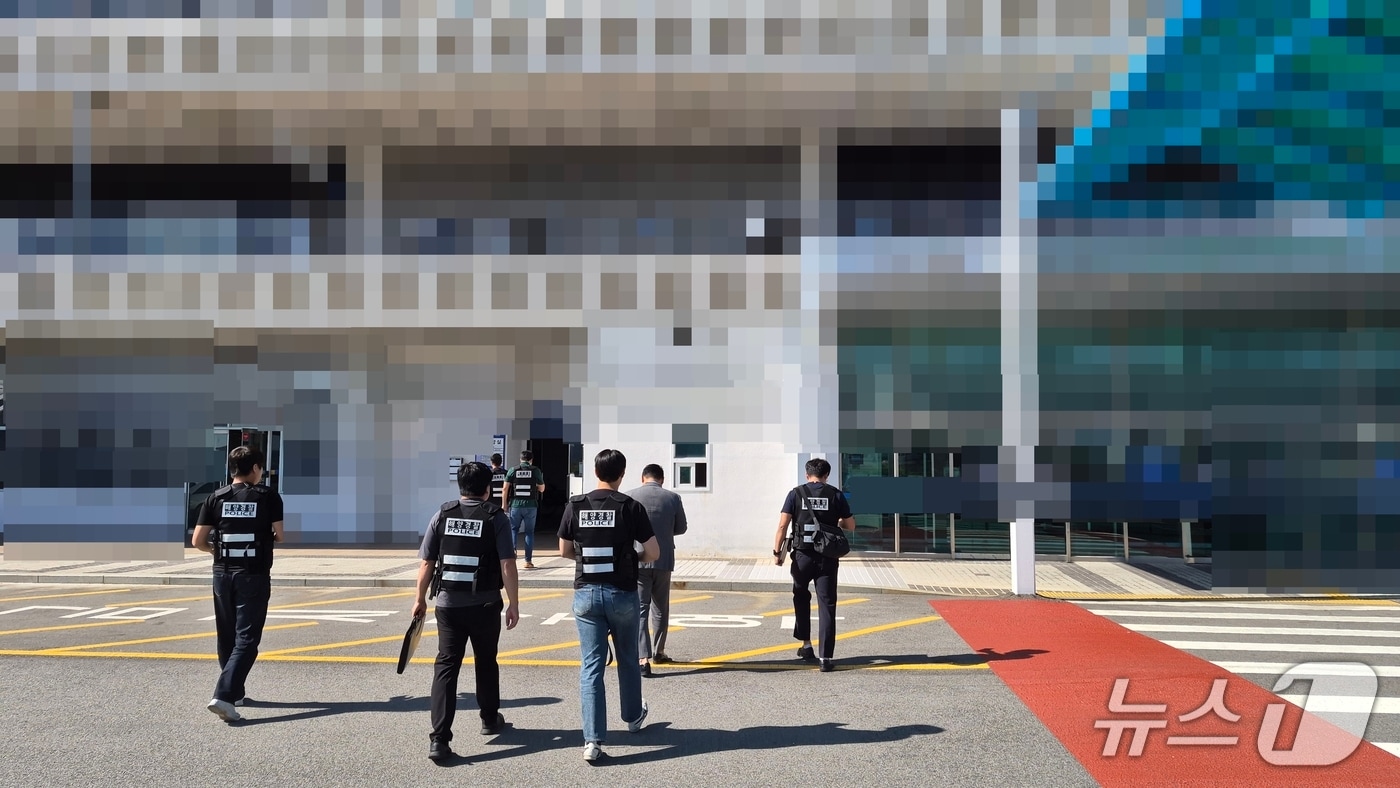 부산해양경찰서는 8일 티엔에스캐처호 전복·침몰 사고와 관련해 선사와 유관협회 등 5개 업체와 피예인선을 압수수색 했다. (해경 제공. 재판매 및 DB금지)