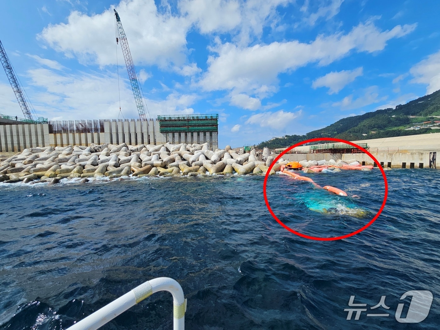 8일 경북 울릉군 사동항 해상 통선 침몰 현장.(동해해경 제공, 재판매 및 DB 금지) 2026.9.8/뉴스1