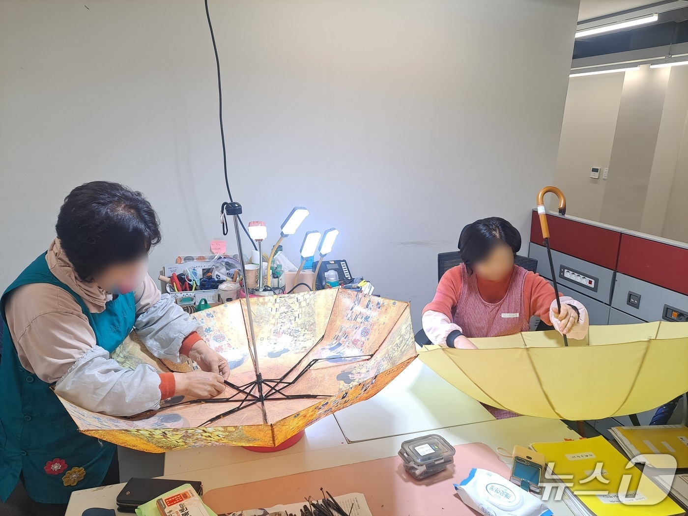 우산 수리.(광명시 제공)
