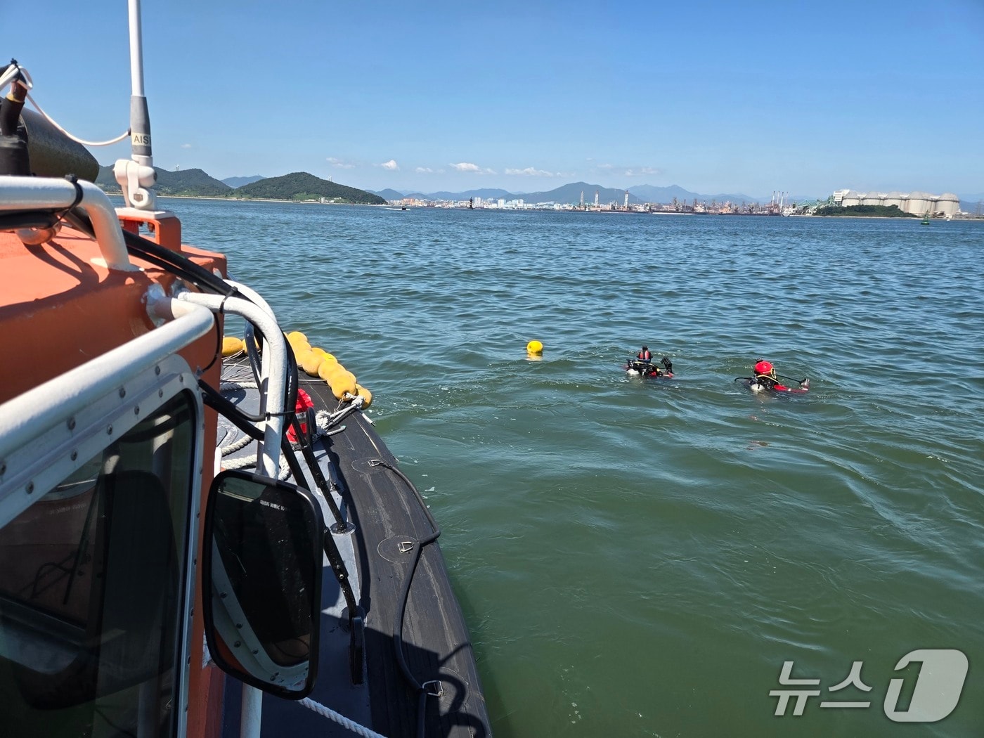8일 오전 11시 30분쯤 전남광주 여수시 묘도 해상에서 작업중인 잠수부가 올라오지 않는다는 신고가 접수돼 해경이 구조 작업을 벌이고 있다. (여수해경 제공. 재판매 및 DB금지)