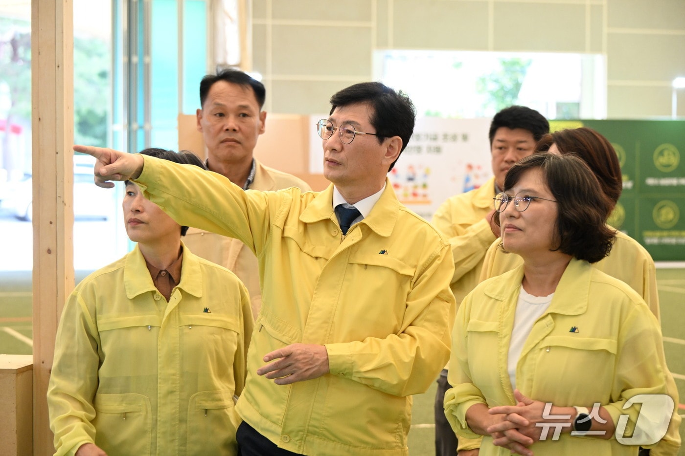 축제 현장 점검하는 최훈식 군수와 공무원들(장수군 제공. 재판매 및 DB금지)2026.9.8/뉴스1