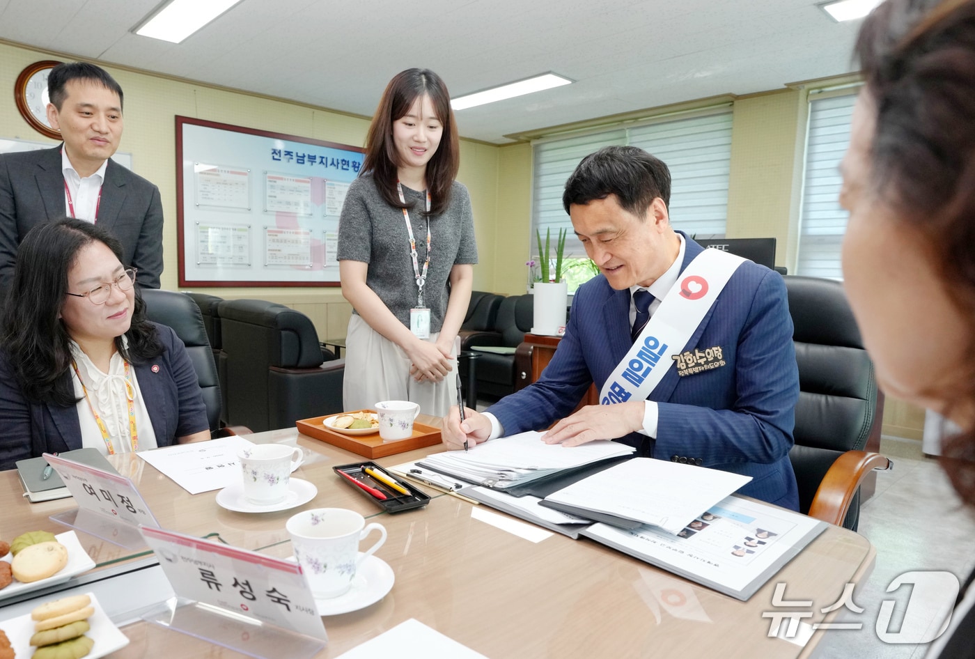8일 김희수 전북도의장이 국민건강보험공단 전주남부지사에서 일일 명예 지사장으로 위촉돼 결제를 하고 있다.(의회제공, 재판매 및 DB금지)2026.9.8/뉴스1