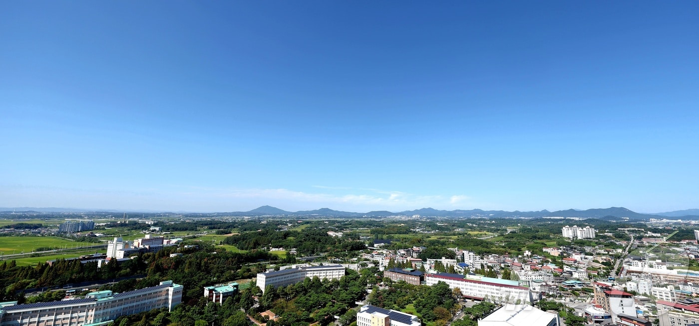 8일 전북 완주군 우석대학교 전망대에서 바라본 도심 위로 맑은 하늘이 펼쳐져 있다. 2026.9.8 ⓒ 뉴스1 유경석 기자