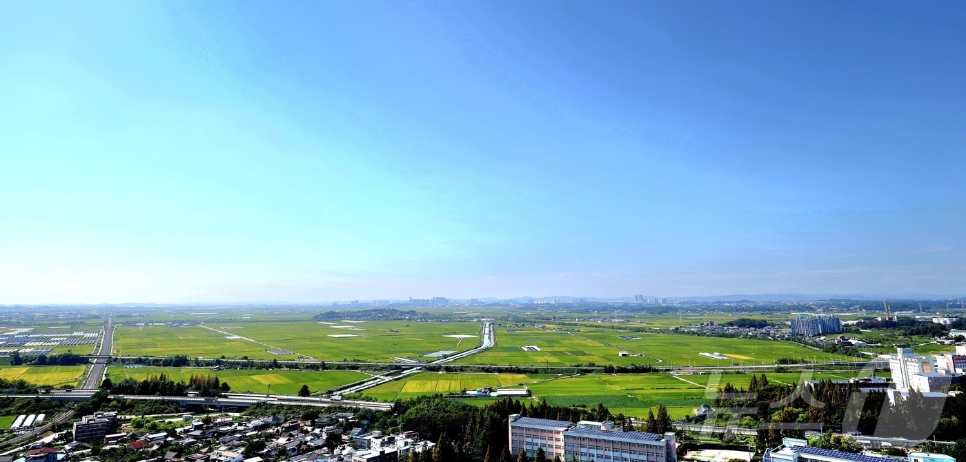 8일 전북 완주군 우석대학교 전망대에서 바라본 도심 위로 맑은 하늘이 펼쳐져 있다. 2026.9.8 ⓒ 뉴스1 유경석 기자