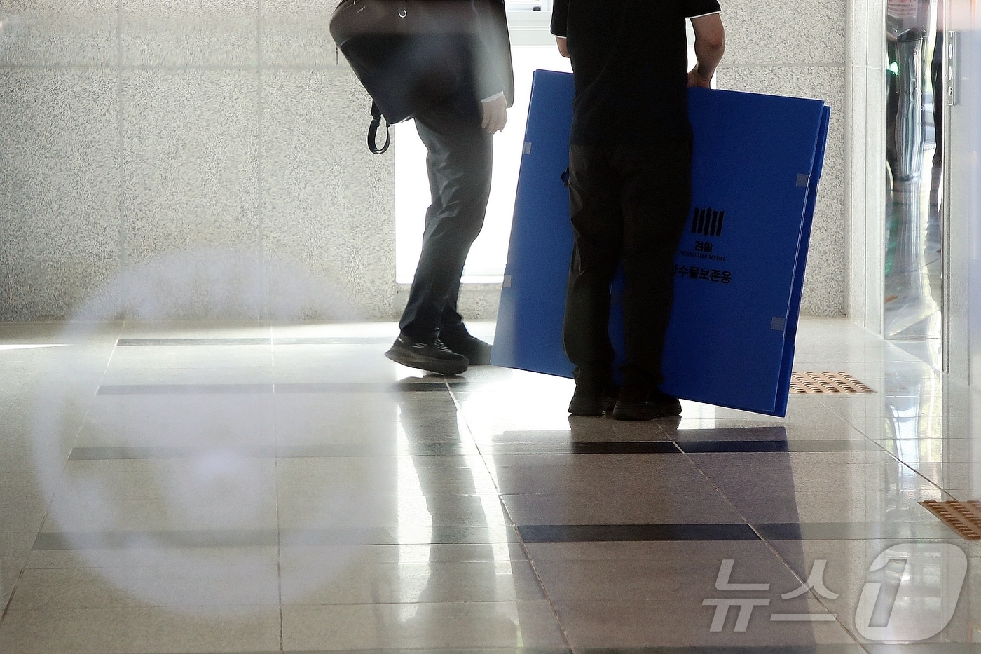 8일 오후 제주지방검찰청이 압수수색 중인 제주경찰청으로 압수물 보존용 상자를 들고 들어가고 있다. 이날 검찰은 제주서부경찰서 부 경장(34)의 실종사건 허위 종결 수사와 관련해 경찰청, 제주청, 서부서 등을 동시 압수수색하고 있다.2026.9.8 ⓒ 뉴스1 홍수영 기자